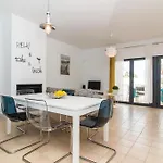 Rainbow House By Ici אלבופיירה